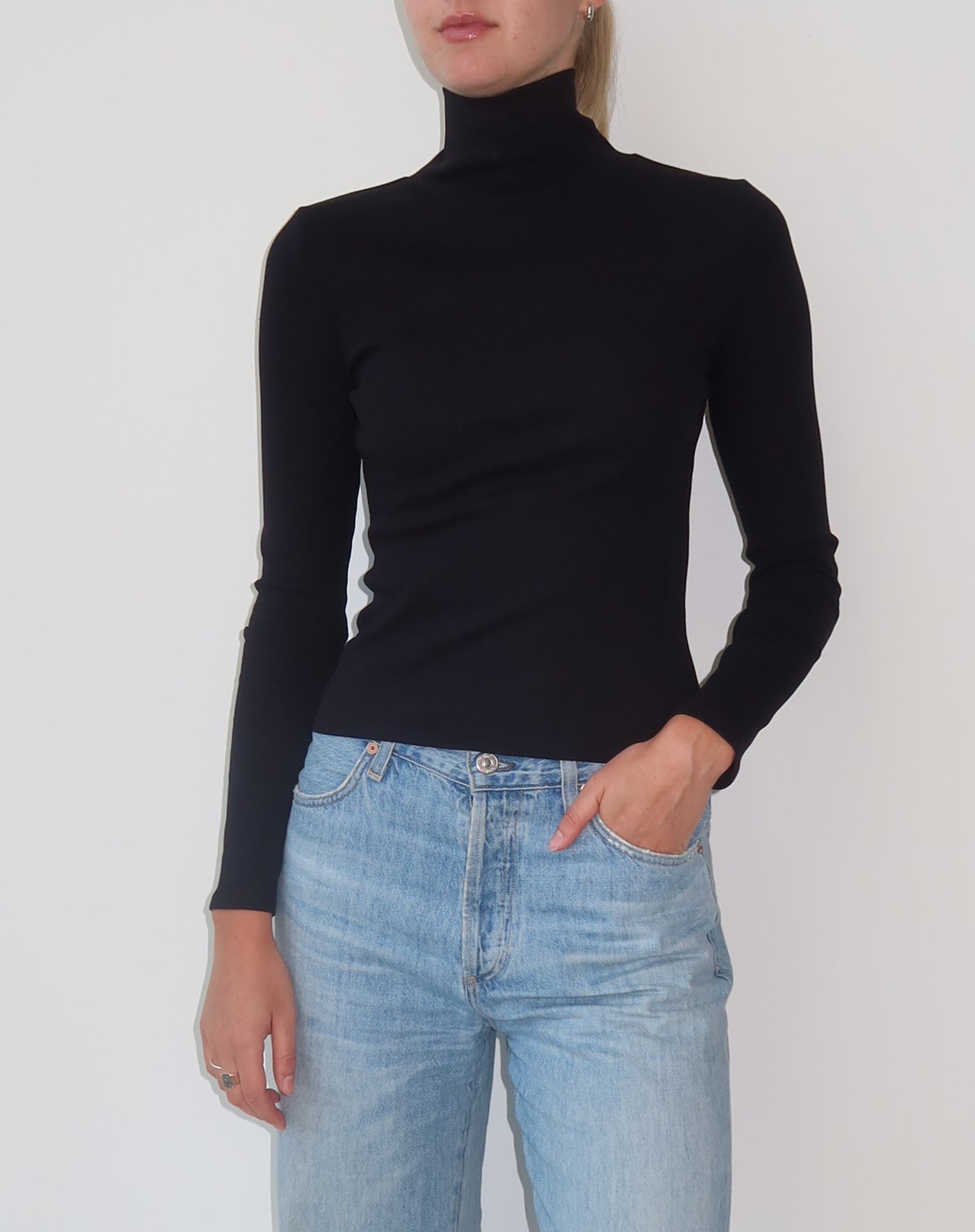 Brunette The Label Ribbed Fitted Turtleneck BLK